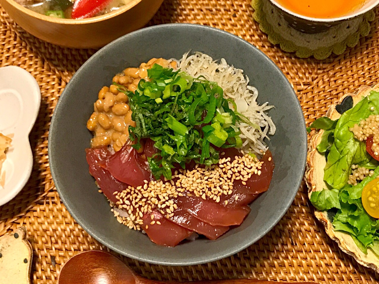 漬けマグロと納豆とシラスの丼