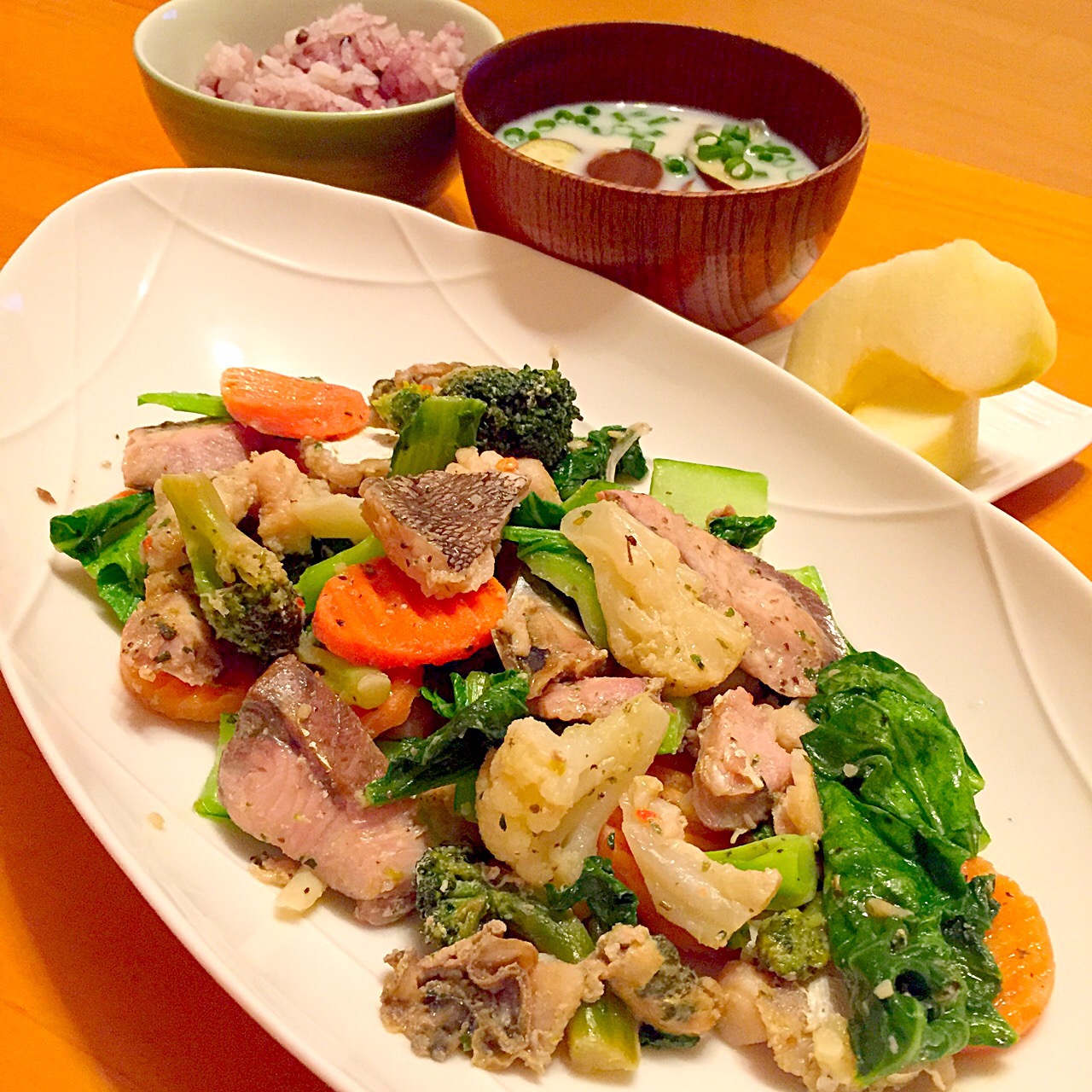 魚介と青梗菜のバジル炒め、豆乳スープ
