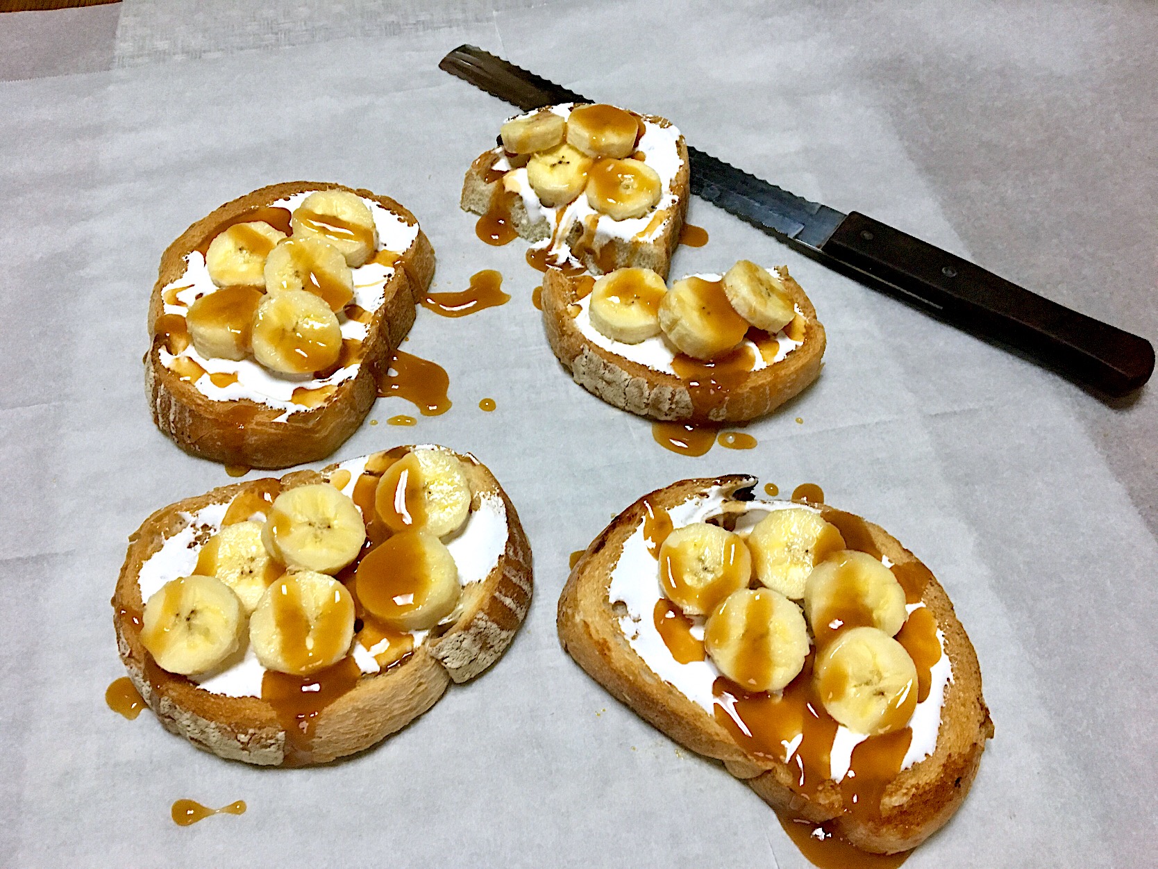 ✨Banana toast with marshmallow fluff ,caramel syrup & walnuts...バナナトースト?✨