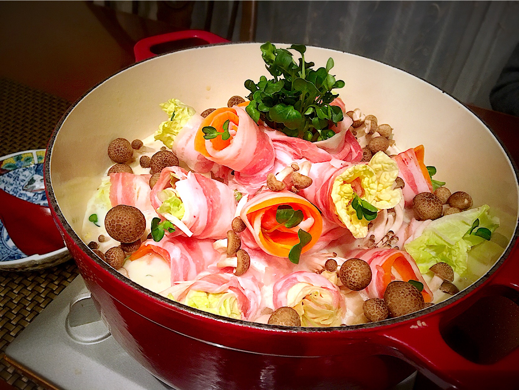 肉鍋♪  豆乳に人参と白菜のお花でお野菜もたっぷり‼︎