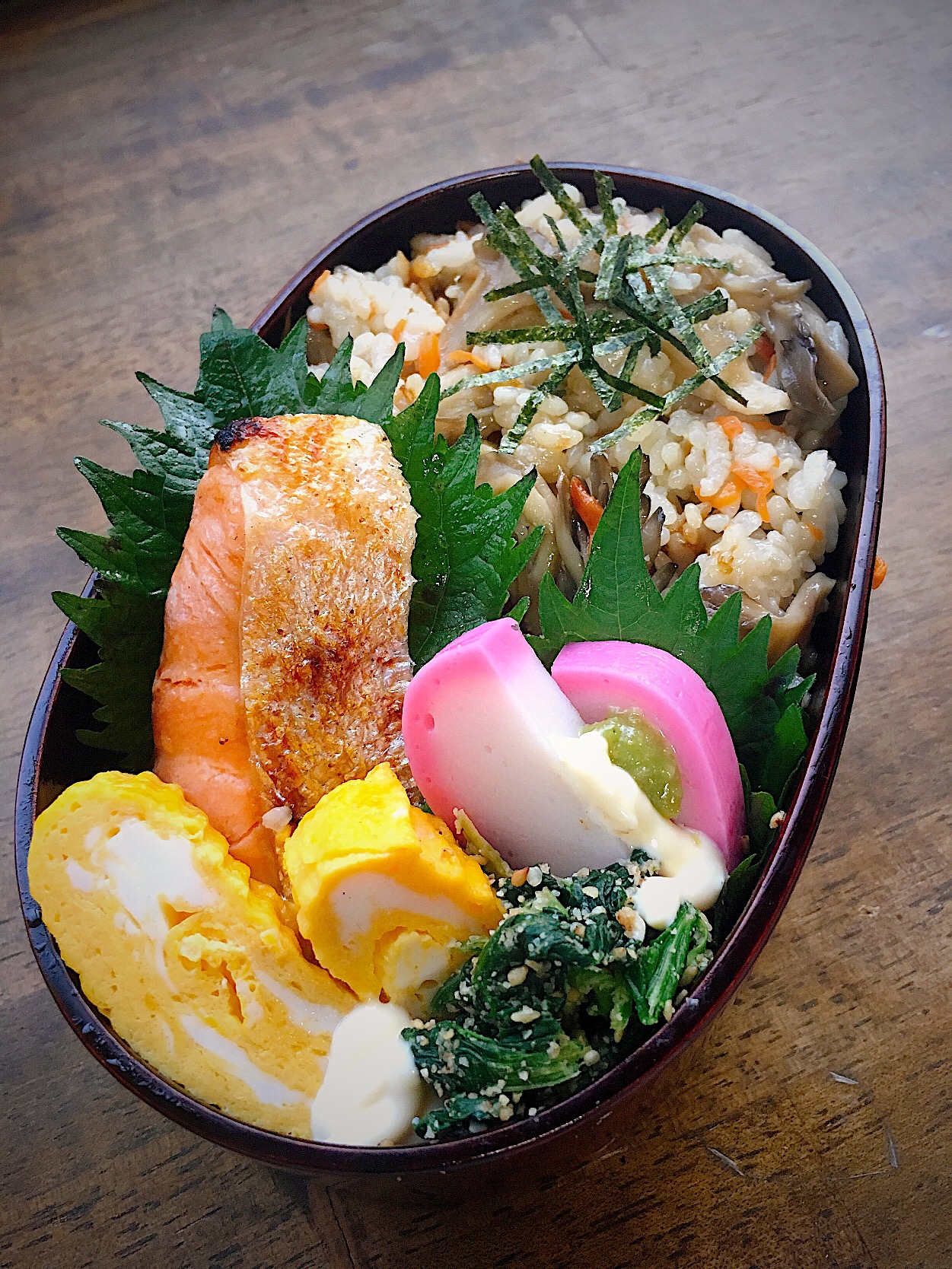 今日のお弁当
・舞茸炊込みご飯
・だし巻き
・塩シャケ
・蒲鉾