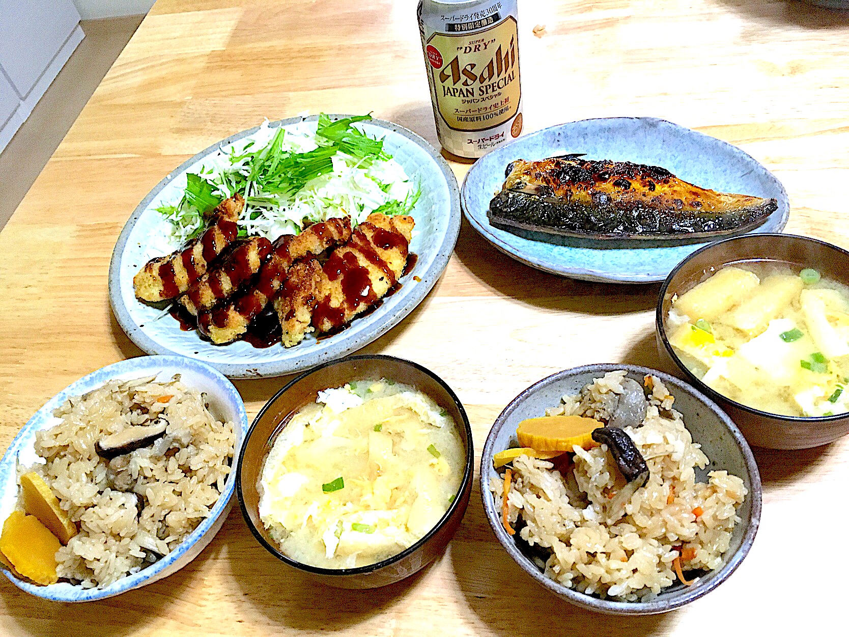 かしわご飯で晩ごはん(●ﾟェﾟ)ノ ｵﾊﾞﾝﾃﾞｽ  かしわご飯 鯖の塩焼き 大根と油揚げのお味噌汁 チキンカツ ビール?