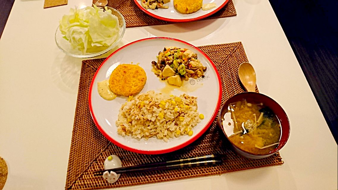 今日の夕食 ツナとコーンの白だし炊き込みご飯、ハムカツ、いり豆腐、えのきとわかめの味噌汁、塩キャベツ