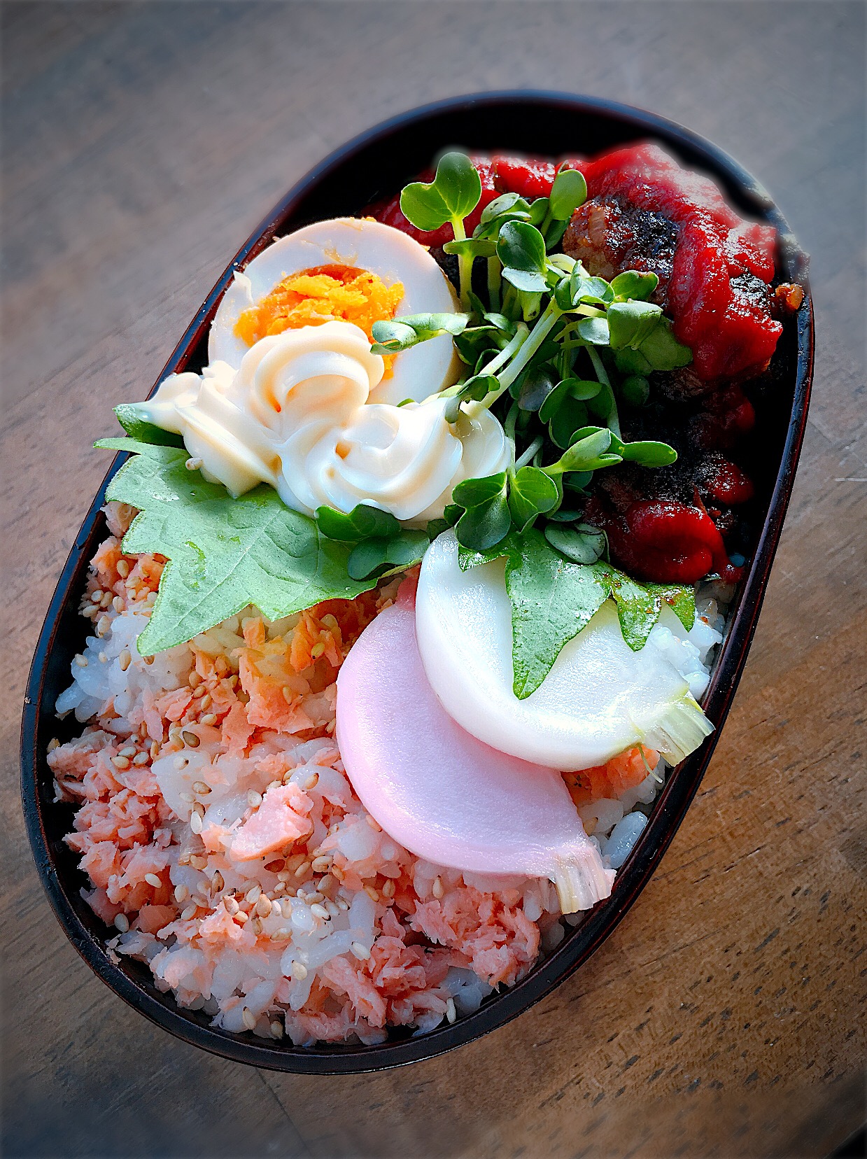 今日のお弁当
・塩シャケの混ぜご飯
・味玉
・ハンバーグ