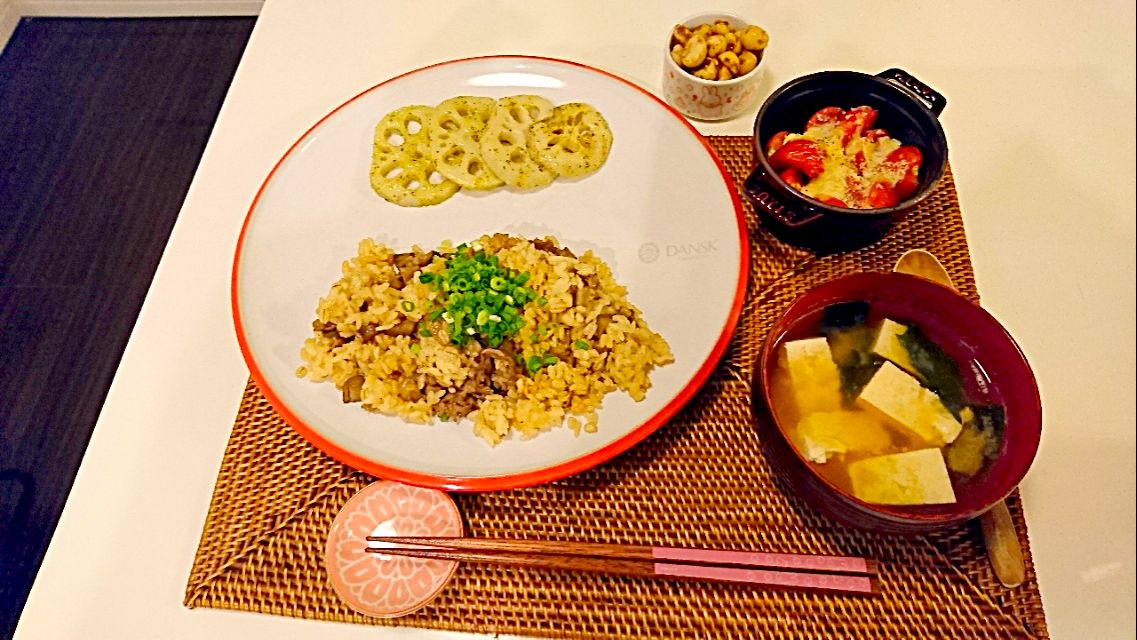 今日の夕食 牛肉とごぼうの炊き込みご飯、れんこんの塩焼き、ミニトマトのタルタルソース焼き、豆腐とわかめの味噌汁