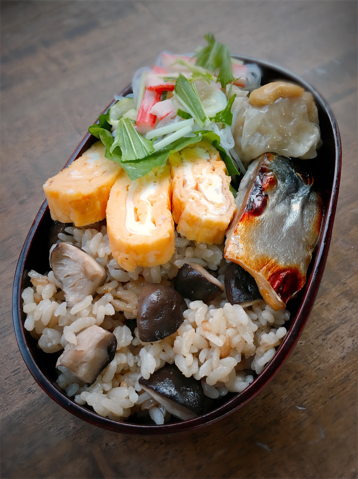 今日のお弁当
・椎茸炊き込みご飯
・だし巻き卵
・真鯖の焼き物
・春雨サラダ
・シュウマイ