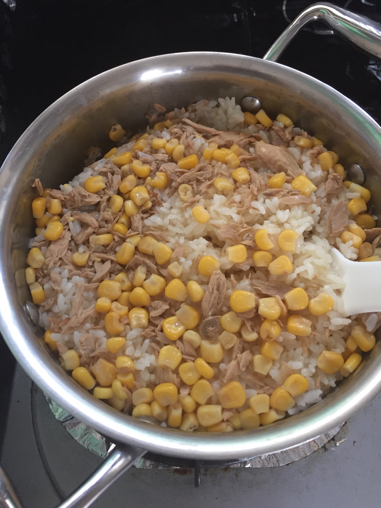 ツナ缶とコーン缶を使って子どもが好きな簡単炊き込みご飯。