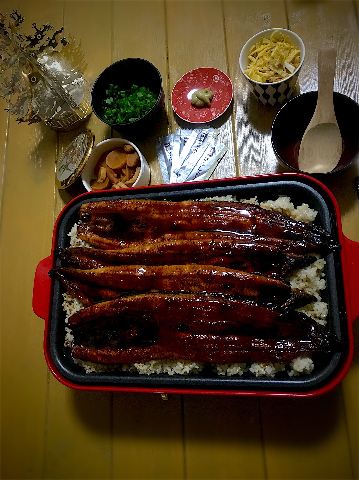 クリスマスイブ&バースデーのため

リクエストで
気にせずたべたまえ、思い切り鰻重

お焦げは出汁茶漬けだ❤️