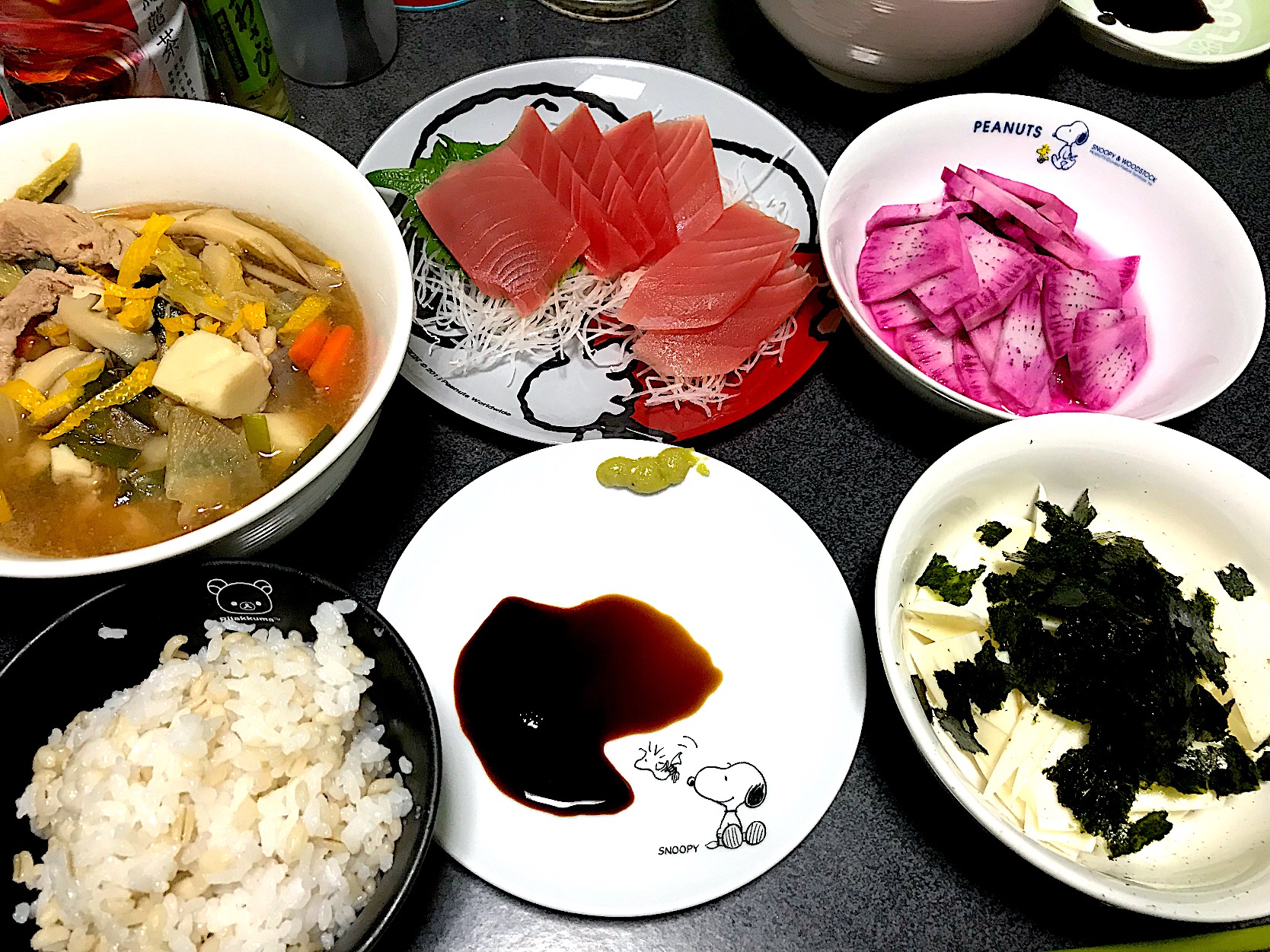 もち麦飯、刺身、ツマ、具沢山豚汁、紫大根べったら漬け、サクサク山芋、