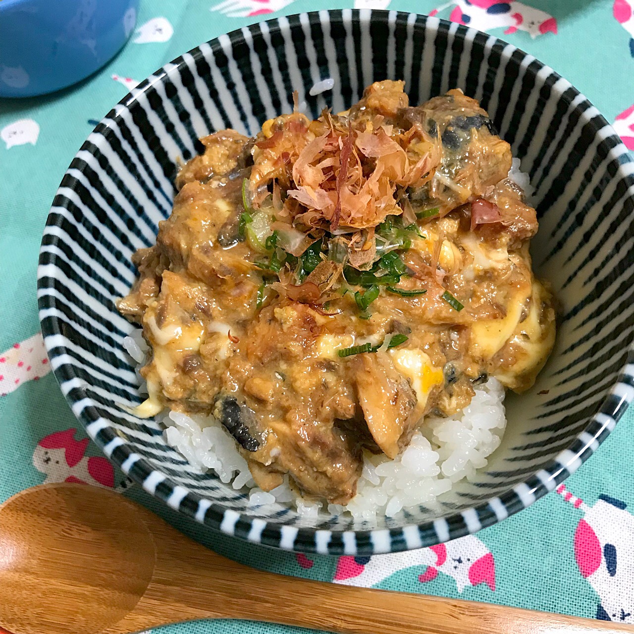 鯖缶玉子とじ丼