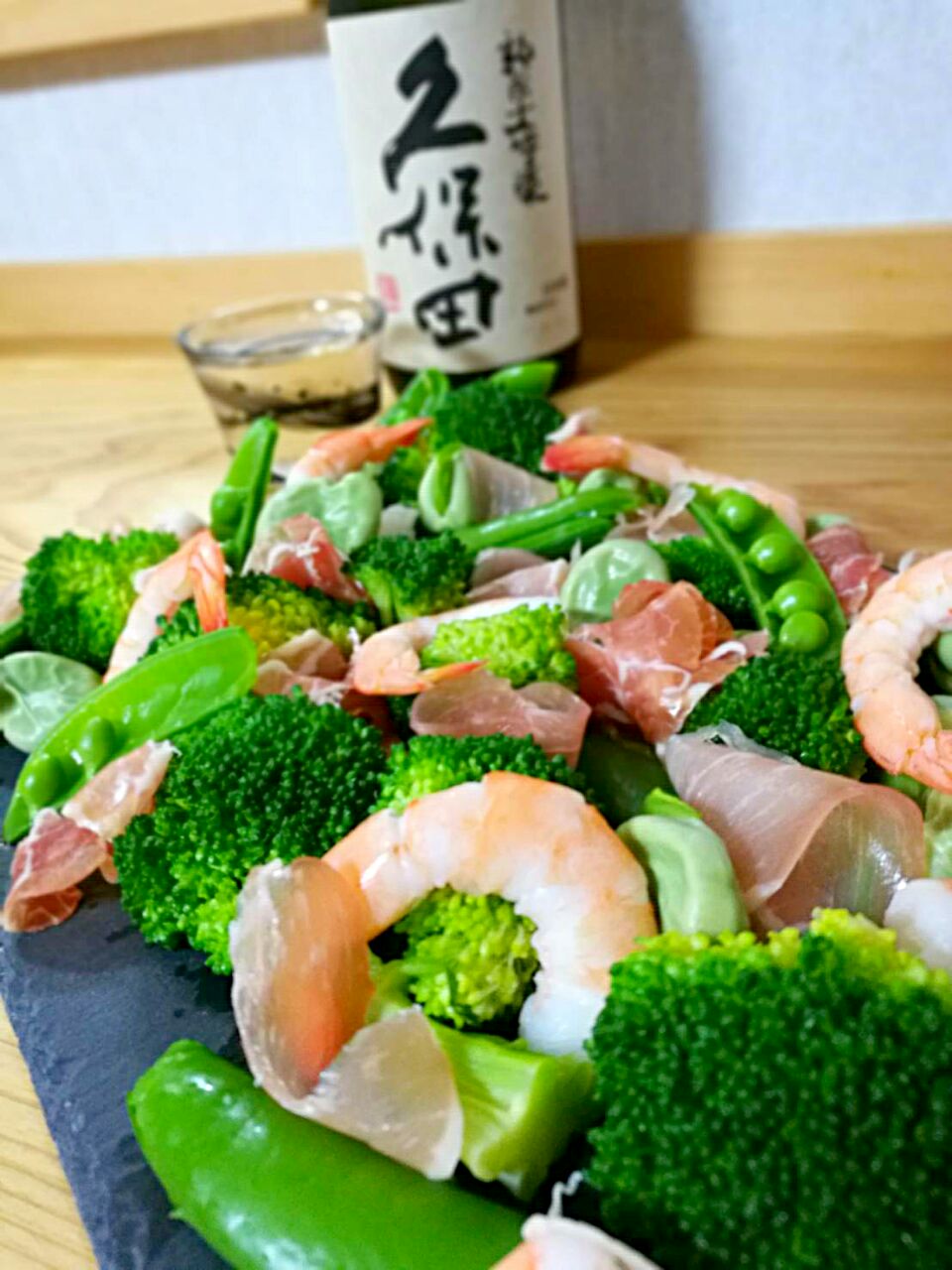春の緑のお野菜がお安く買えたので、春っぽいサラダ?
今日はお祝い㊗
久保田の純米大吟醸で???✨