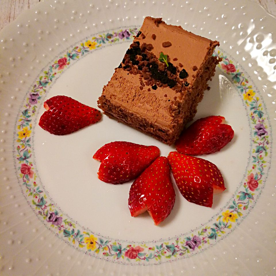 チョコレートケーキ桜いちご添え
