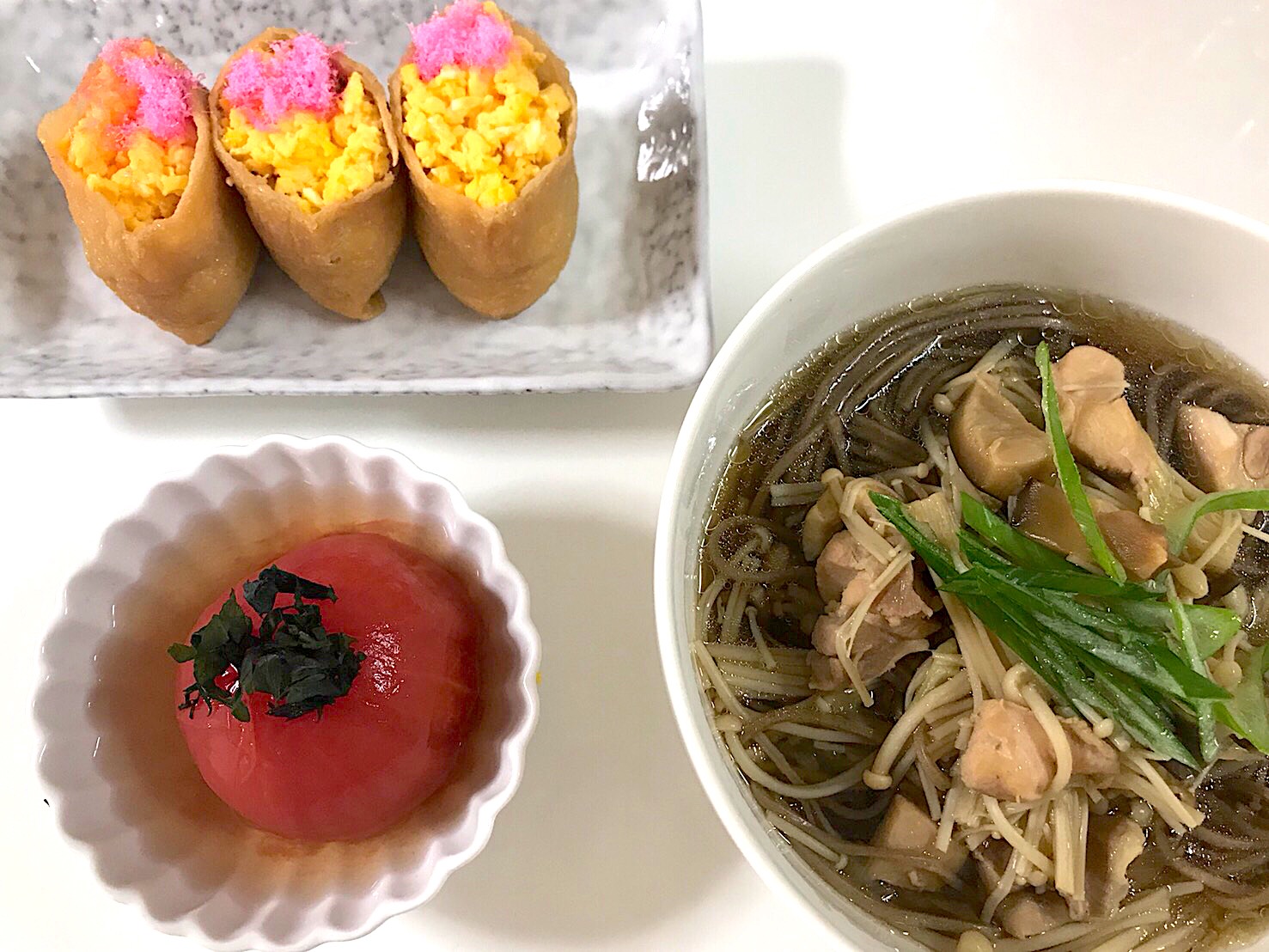 菜の花と桜稲荷??鶏きのこ蕎麦??丸ごとトマト煮?