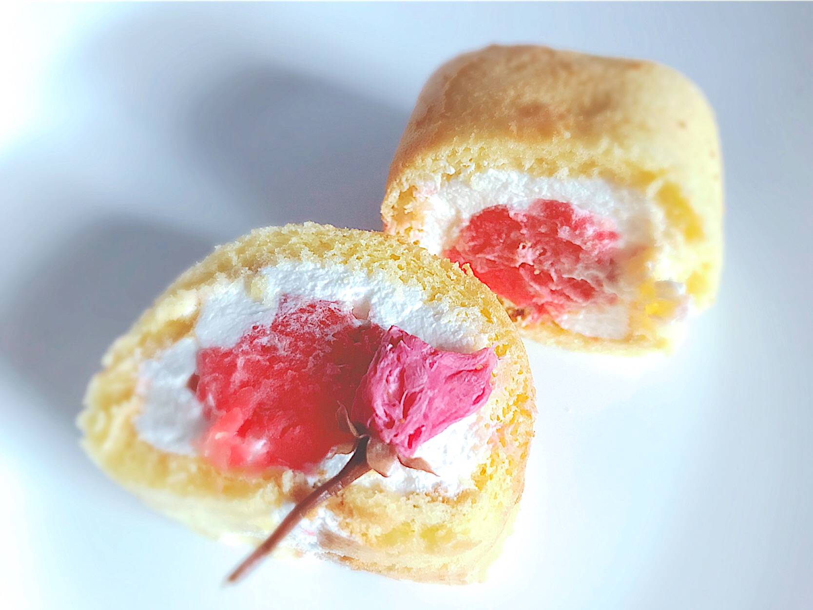 桜餡のロールケーキ