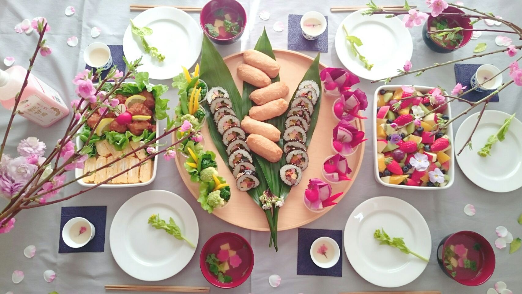 家の中でもお花見ランチ♪キンパ、いなり寿司、彩り豊かな新鮮野菜のサラダを並べました。