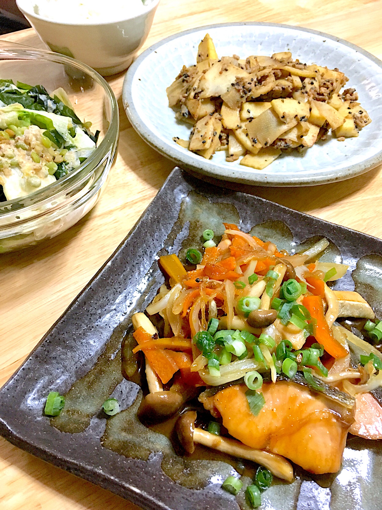 昨日の晩ゴハン٩꒰*´◒`*꒱۶ෆ͙⃛  シャケの生姜焼き 筍と豚ミンチの味噌炒め お豆とワカメのサラダ? ご飯