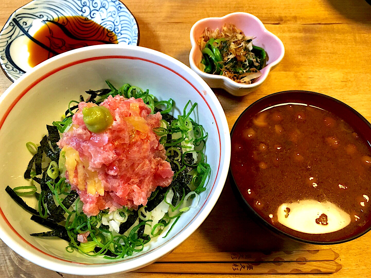 トロタク丼となめこの味噌汁