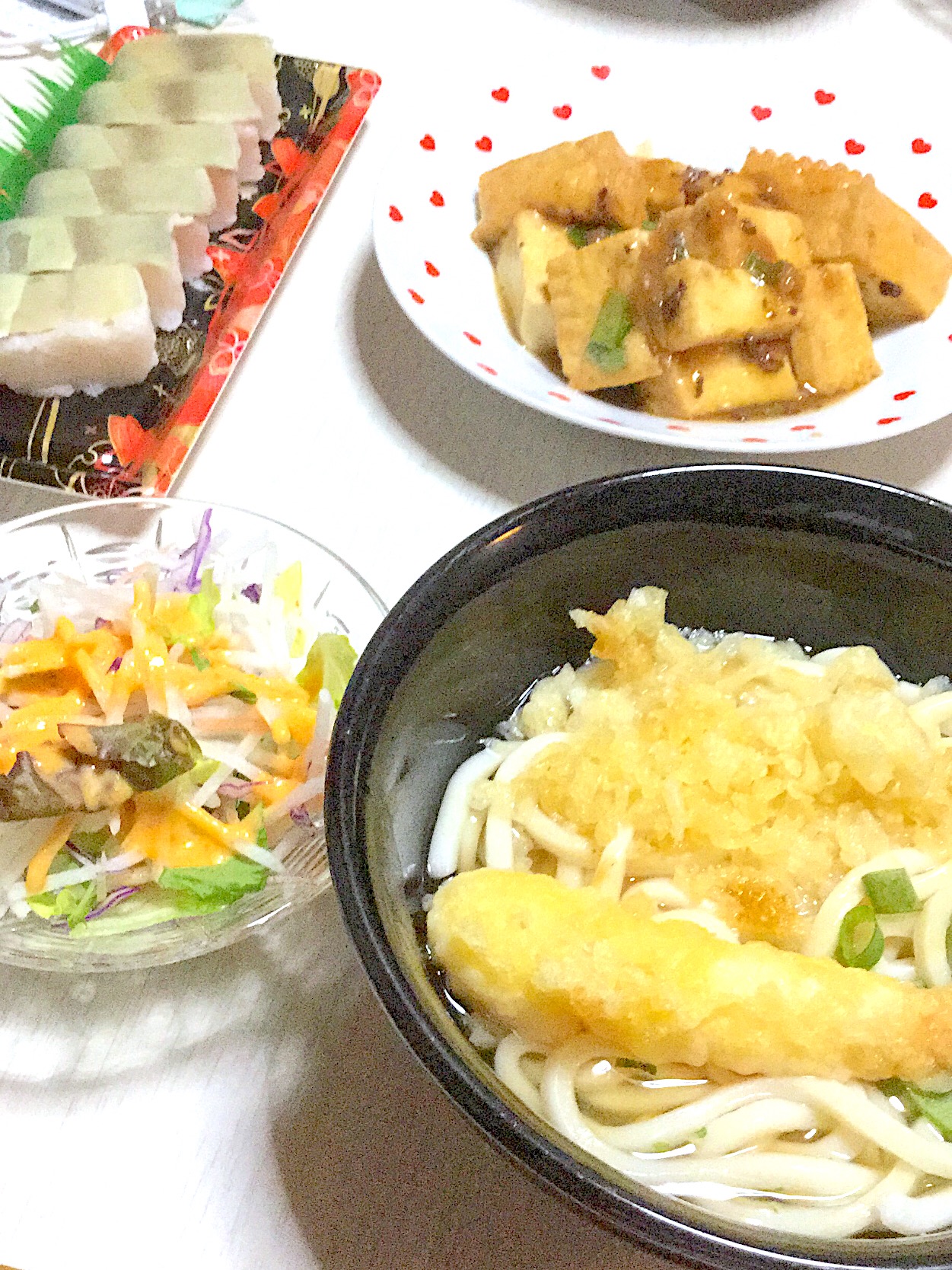天ぷらうどん、肉豆腐、サラダ、バッテラ、アボカドの絹和え