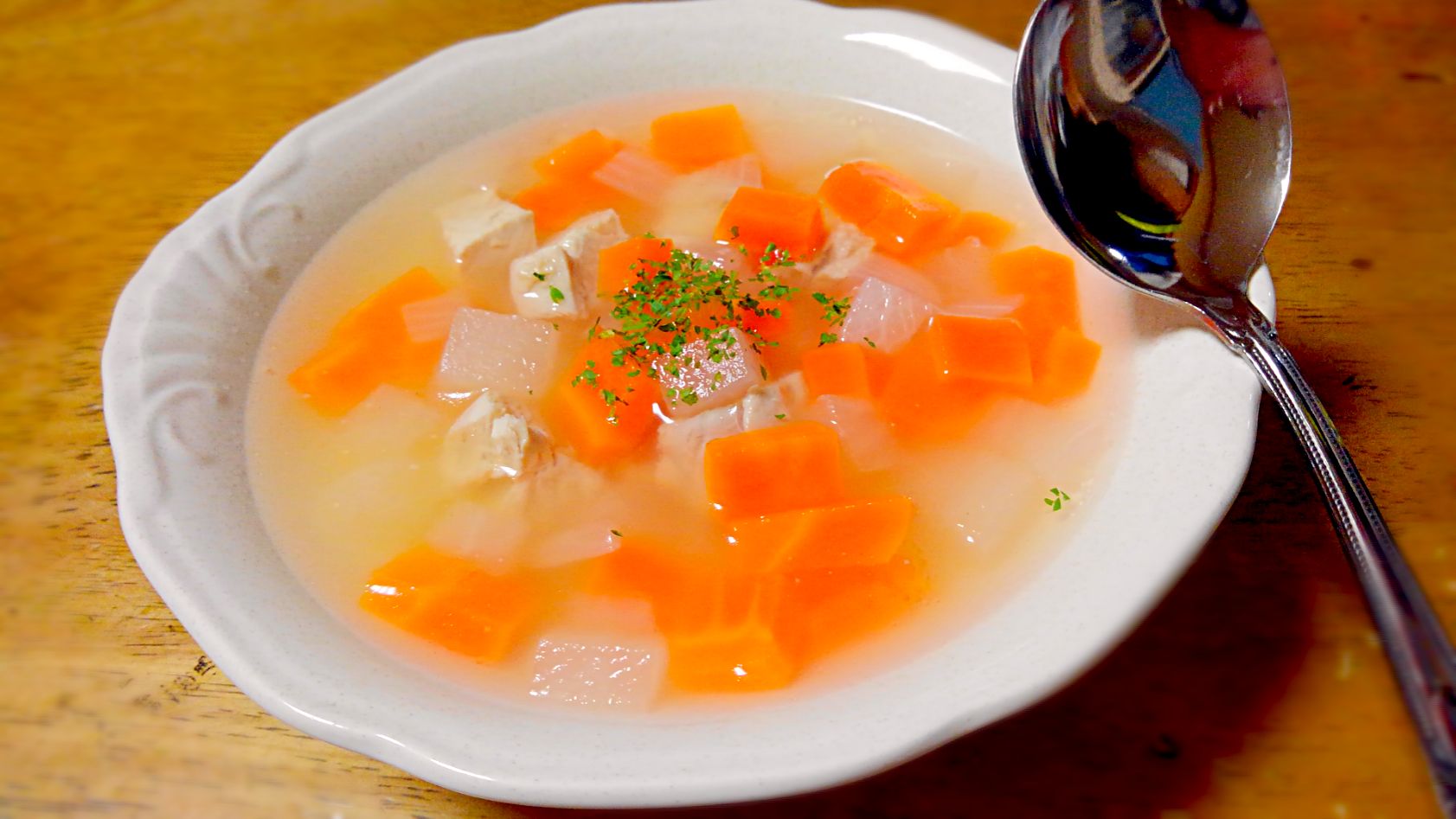 コンソメと鰹だし汁で
鶏胸肉野菜生姜スープ