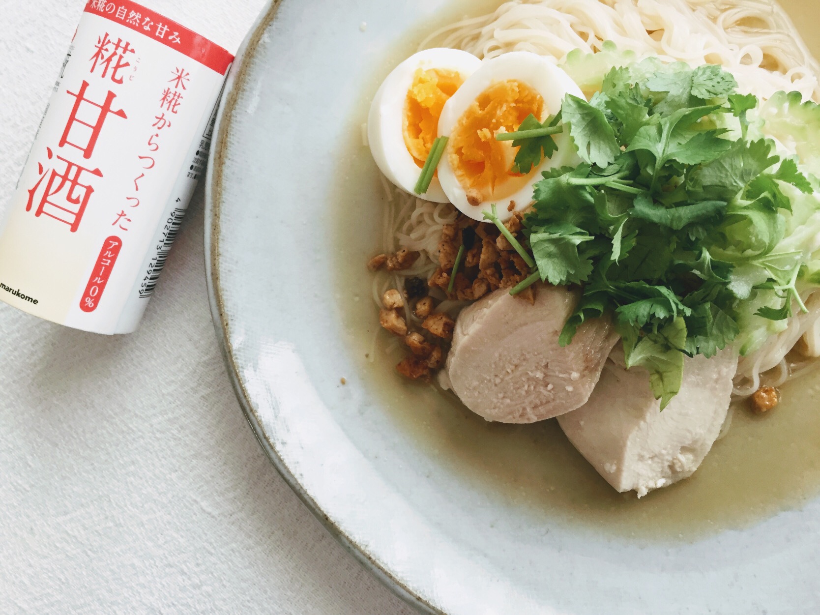 糀甘酒の蒸し鶏で夏麺 汁までちゃんと使います