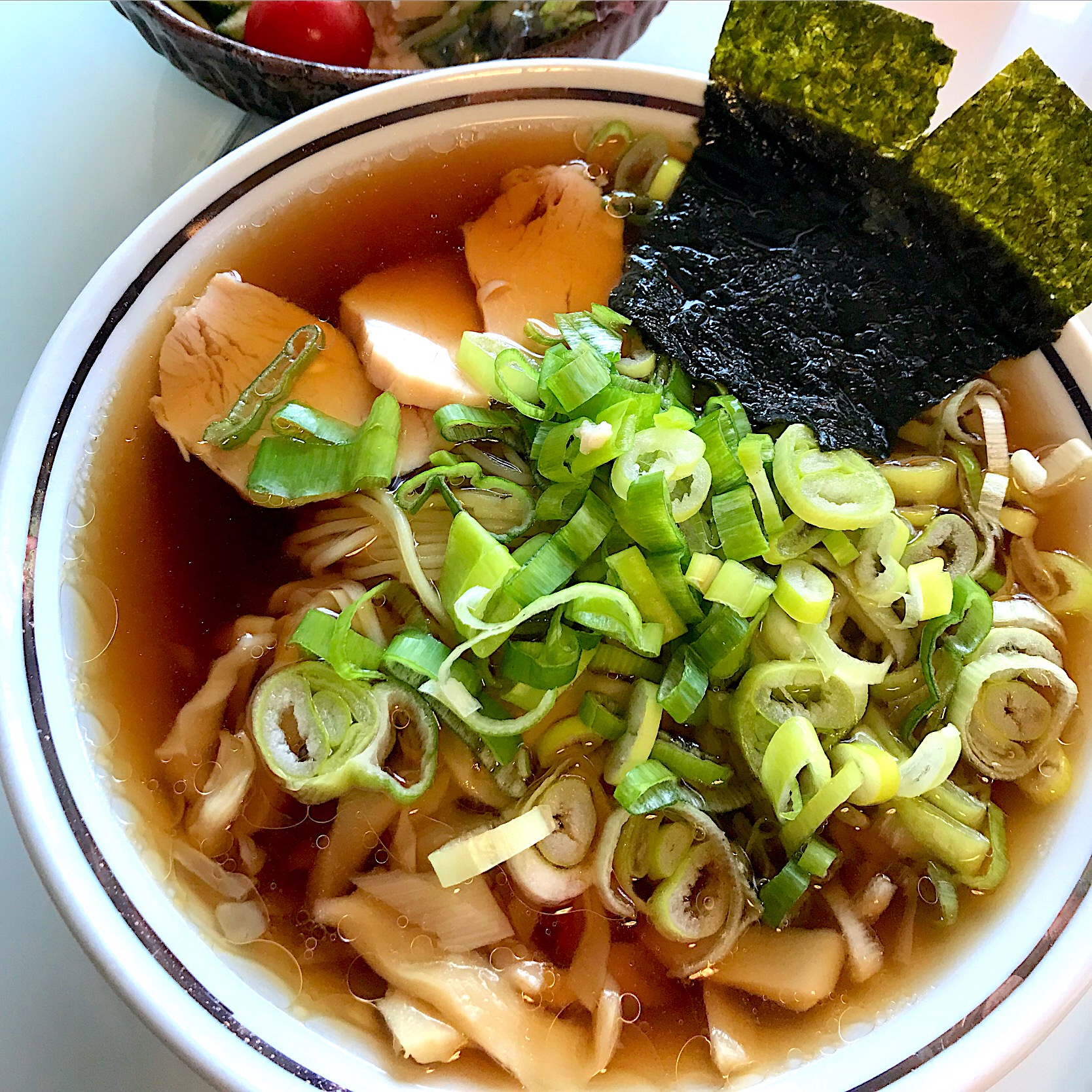 やっぱこれでしょっ 王道の醤油ラーメン ネギ増し メンマ増し チャーシューの代わりにサラダチキン 海苔が決め手 煮卵はお気に召さない模様 ラーメン らーめん 醤油ラーメン 夏麺グランプリ18 ヤマサ醤油株式会社