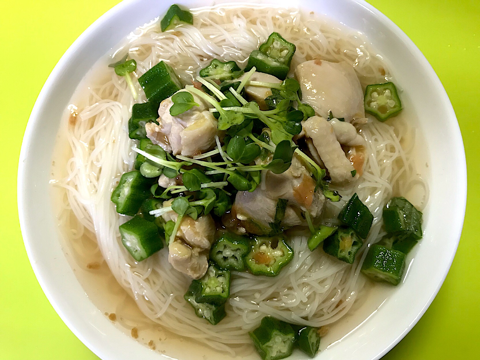 梅こんぶ茶汁の素麺 鶏の梅肉和え乗せ