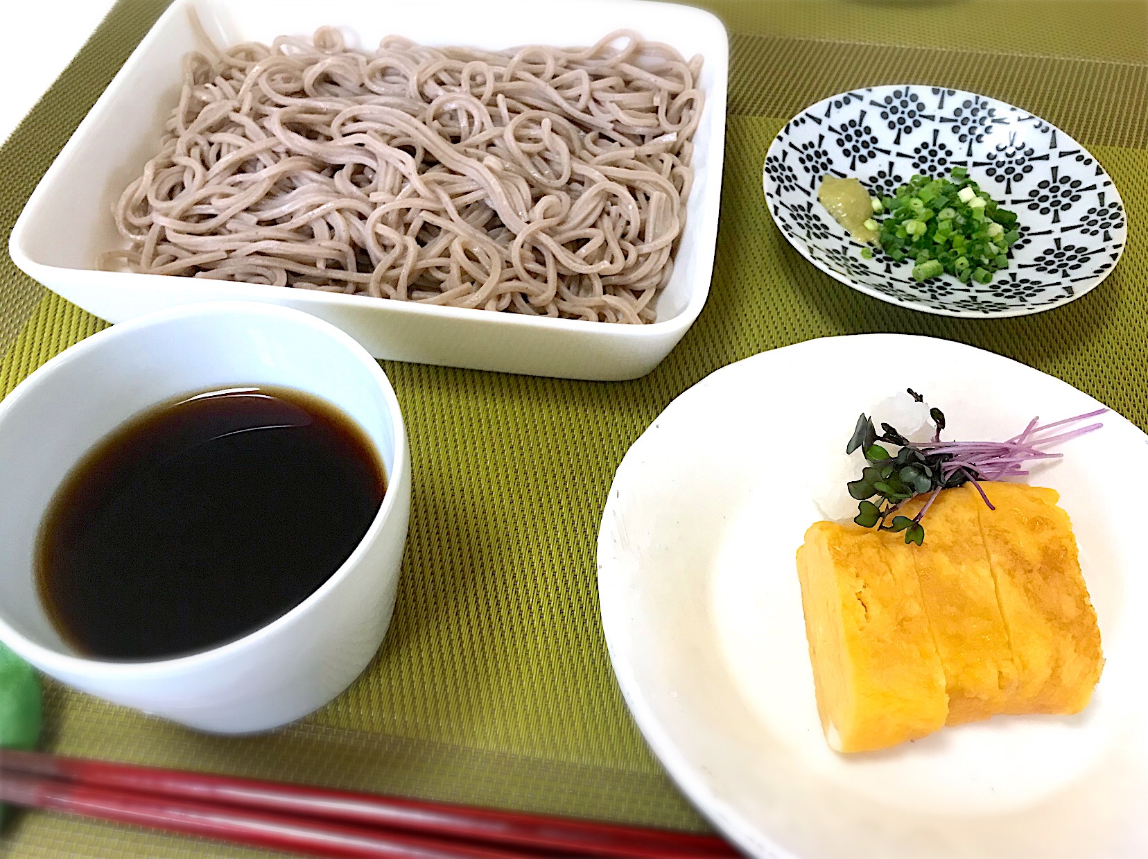 お昼ゴハン。蕎麦を茹でました！天ぷら欲しかったけど、天ぷらになりそうなものがなくて、だし巻き卵になりました。紫スプラウトがキレイ♪