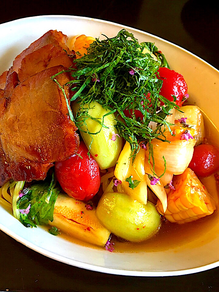 龍岡商店の夏野菜のキムチと自家製焼豚の冷麺