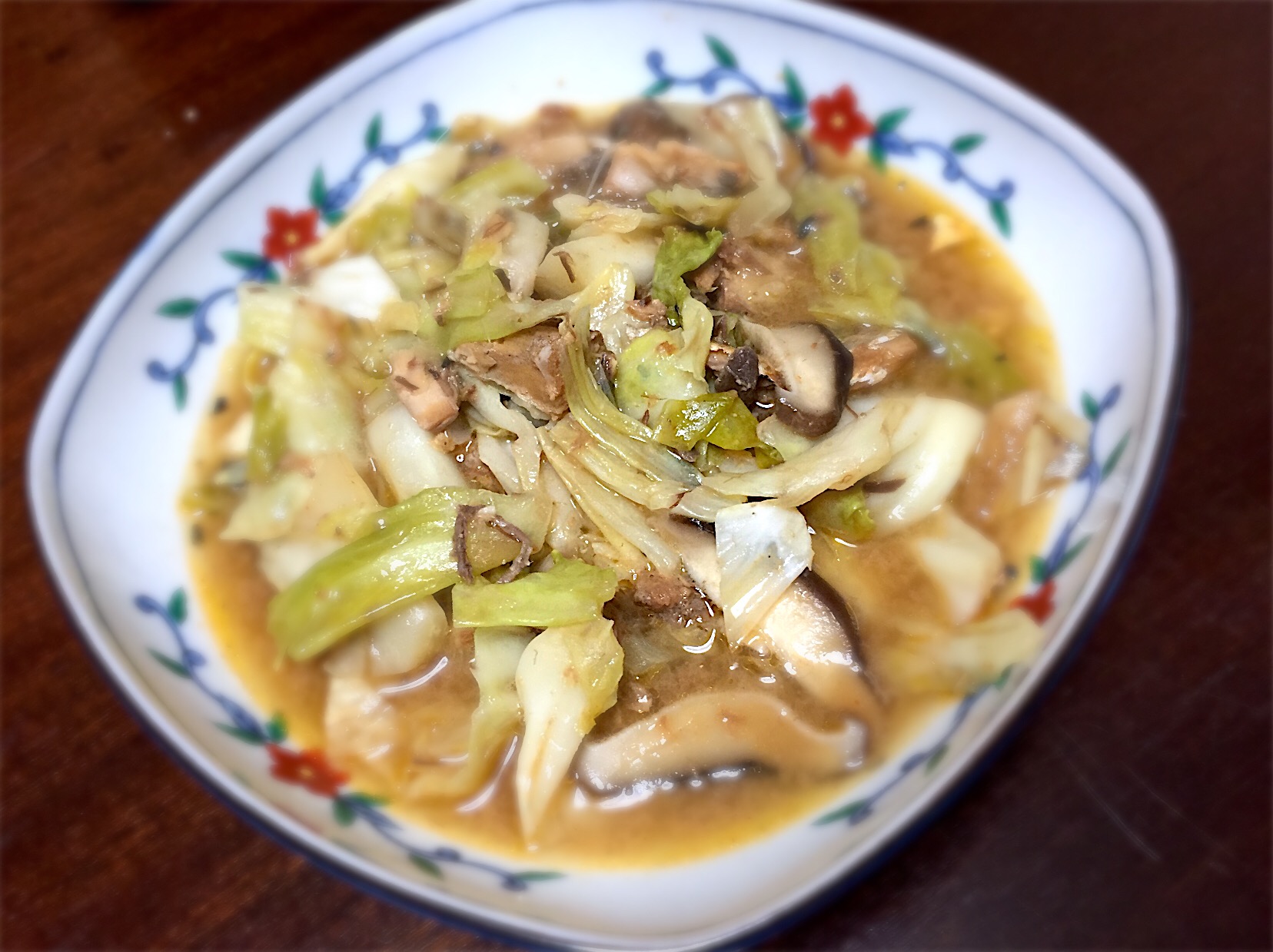 キャベツと椎茸とサバ味噌煮缶炒め