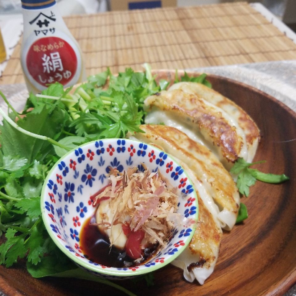 絹醤油、梅マヨ鰹で食べる餃子サラダ