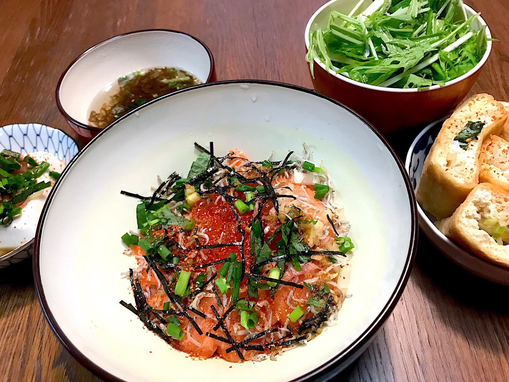 サーモンとイクラ、ジャコ丼 
わさび胡麻油醤油掛け