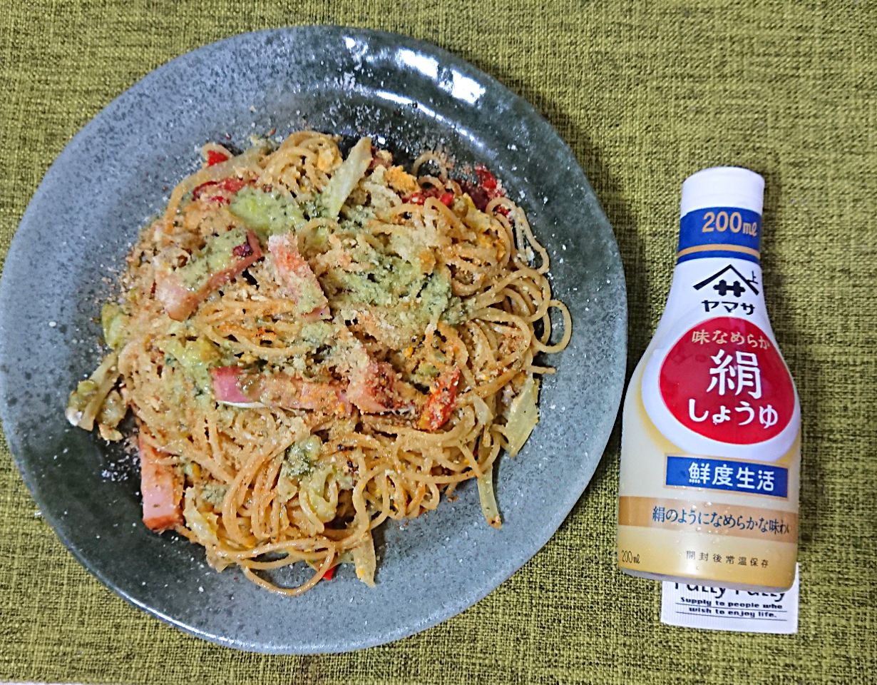 絹醤油とバジルソースで炒めパスタ