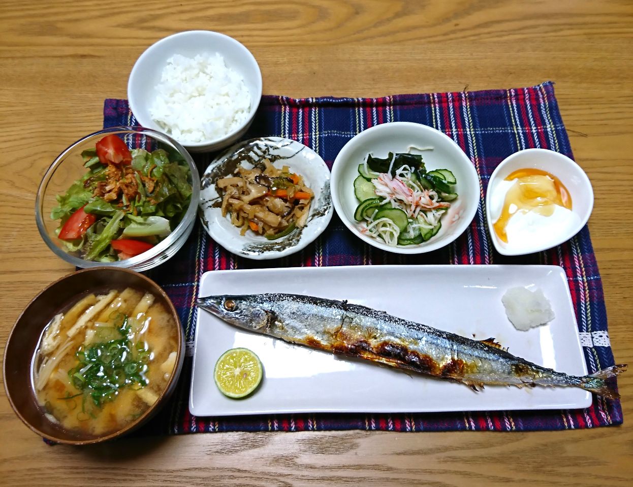 『秋刀魚の塩焼きと酢の物、切り干し大根』