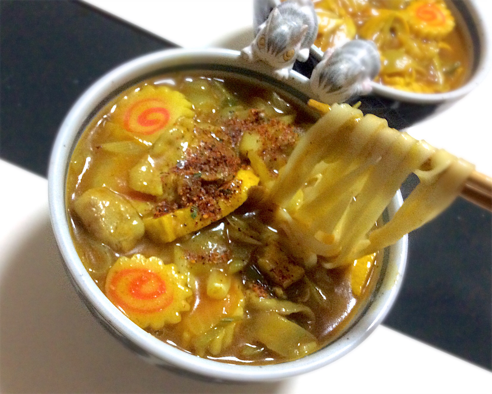 カレーきしめん
麺つゆは鰹、昆布、鯛で出汁を。
カレー粉は上野アメ横大津屋のオリジナルで