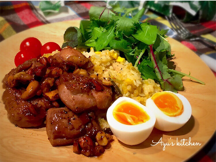 チキンのエスニック風ハニーナッツ炒めとカレーピラフのワンプレート♪