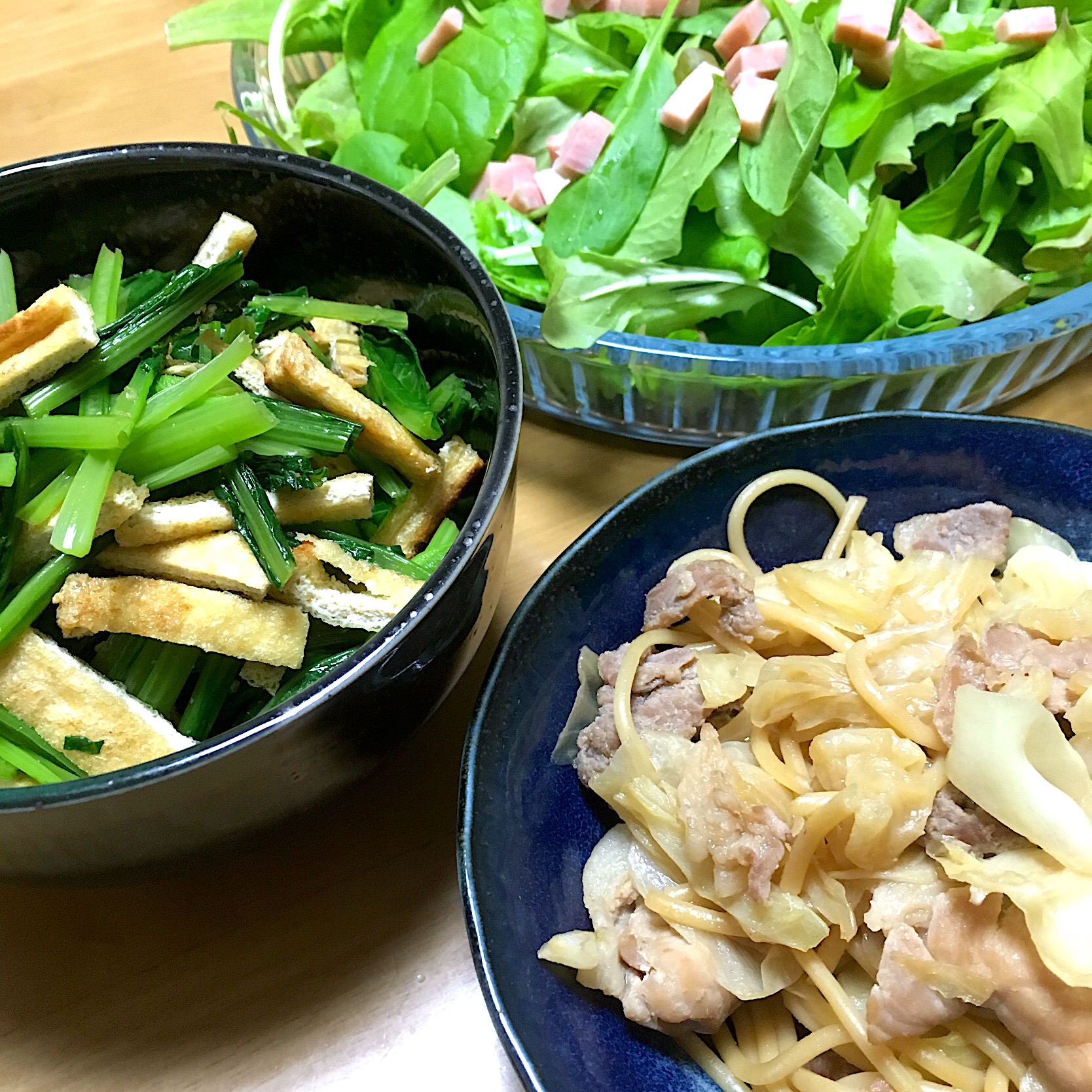 グリーンな昨日の夕食 #小松菜と焼き油揚げのしょうが醤油和え #ベビーリーフのサラダ 2018.10.18