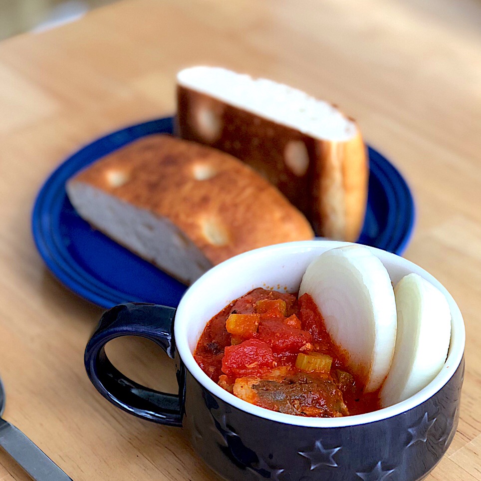 サバ缶のトマトソースに超熟フォカッチャつけて。
#オシャンティ#料理男子