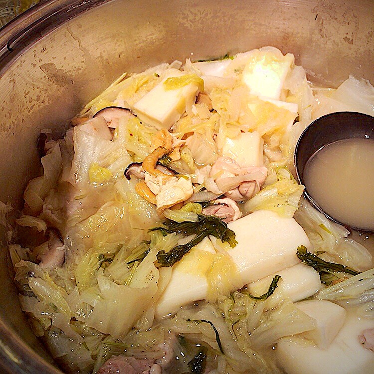 ダイエットを決意し、鶏白湯鍋?！ちょっと味薄めの野菜たっぷり鍋…！
