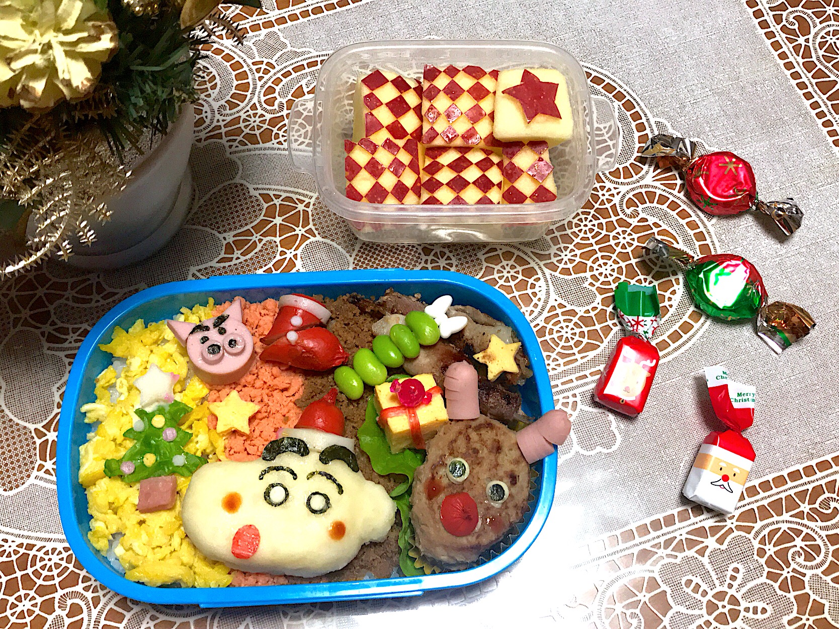 クリスマスクレヨンしんちゃん弁当?   #クリスマス弁当  #クレヨンしんちゃん弁当  #キャラ弁  #中学女子弁当  #娘弁当  #三色丼弁当 #そぼろ弁当