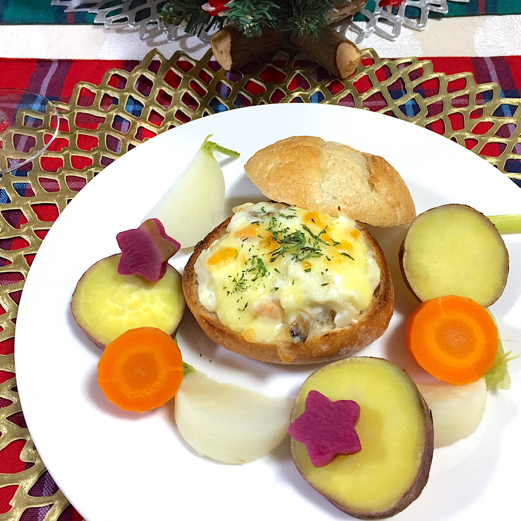 おうちでクリスマスディナー
シーフードグラタンパンと温野菜
ル・オーブンの豆乳プチブールで
