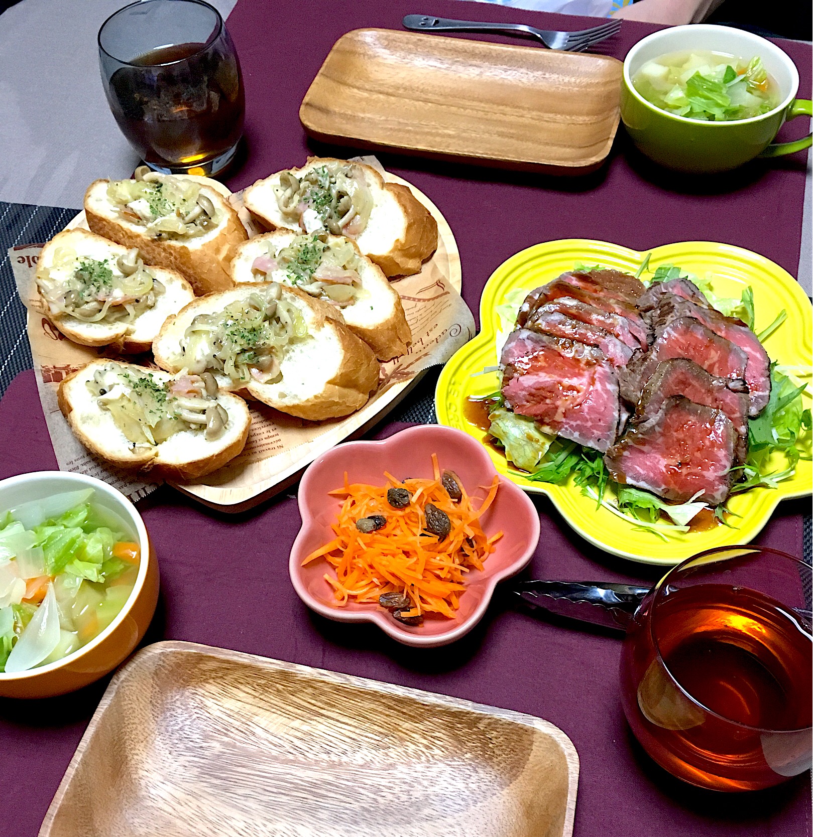 ・牛モモ肉のローストビーフ ・きのことカマンベールのブルスケッタ ・コンソメ野菜スープ ・人参ラペ