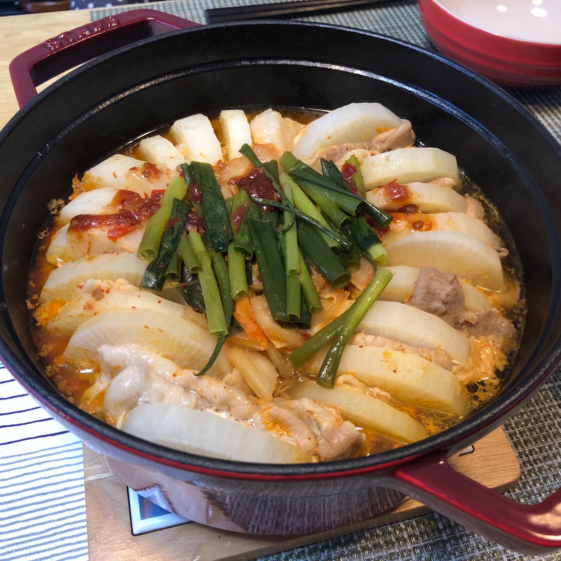 キムチでうま辛！豚バラ肉と大根のミルフィーユ鍋 - macaroni