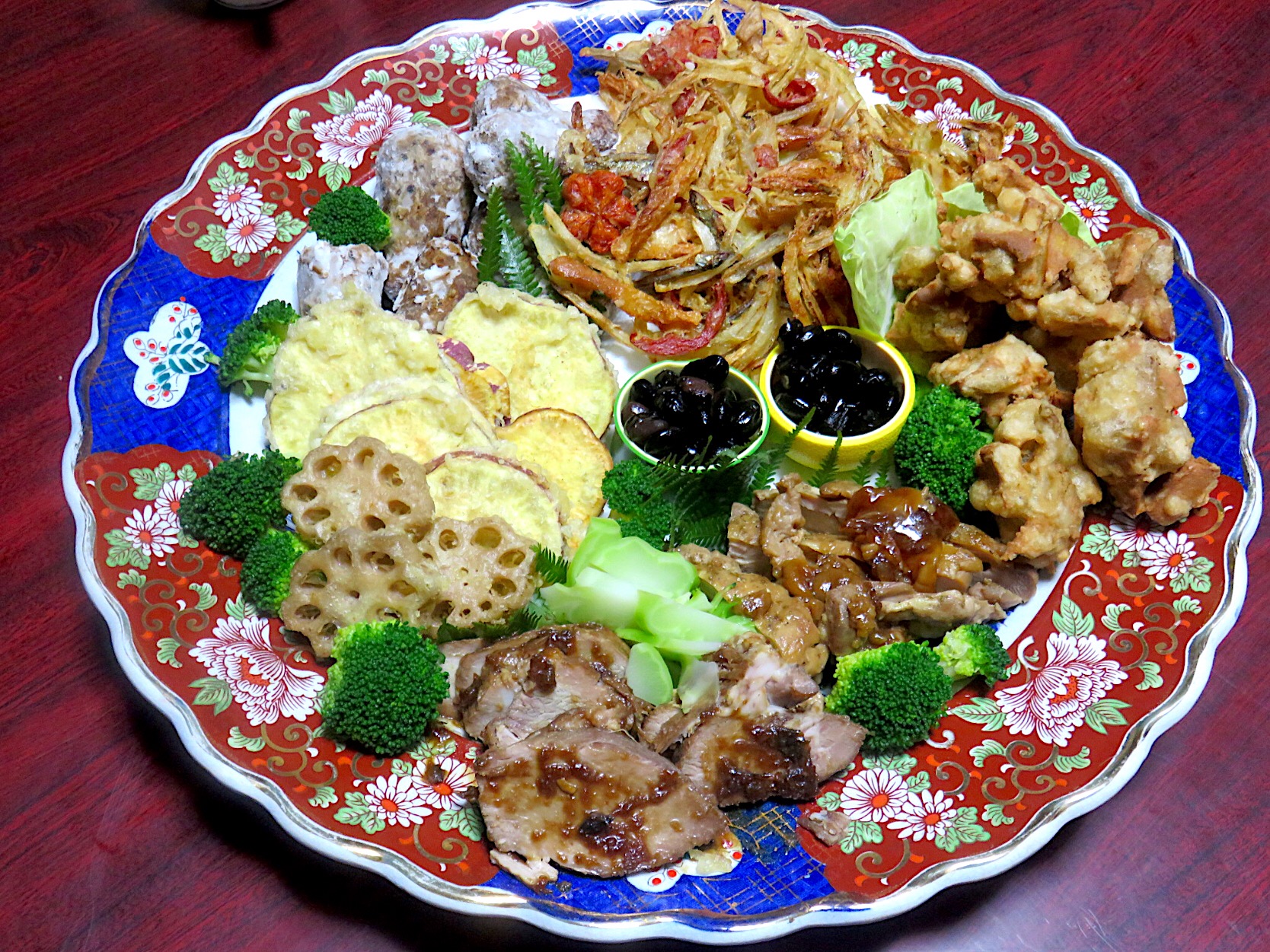 今晩は、お煮しめと玉ねぎのかき揚げ、蓮根の天麩羅、高野豆腐の唐揚げ、里芋の唐揚げ、鶏肉の参照焼き、焼き豚、黒豆煮、数の子松前漬け、ブロッコリー