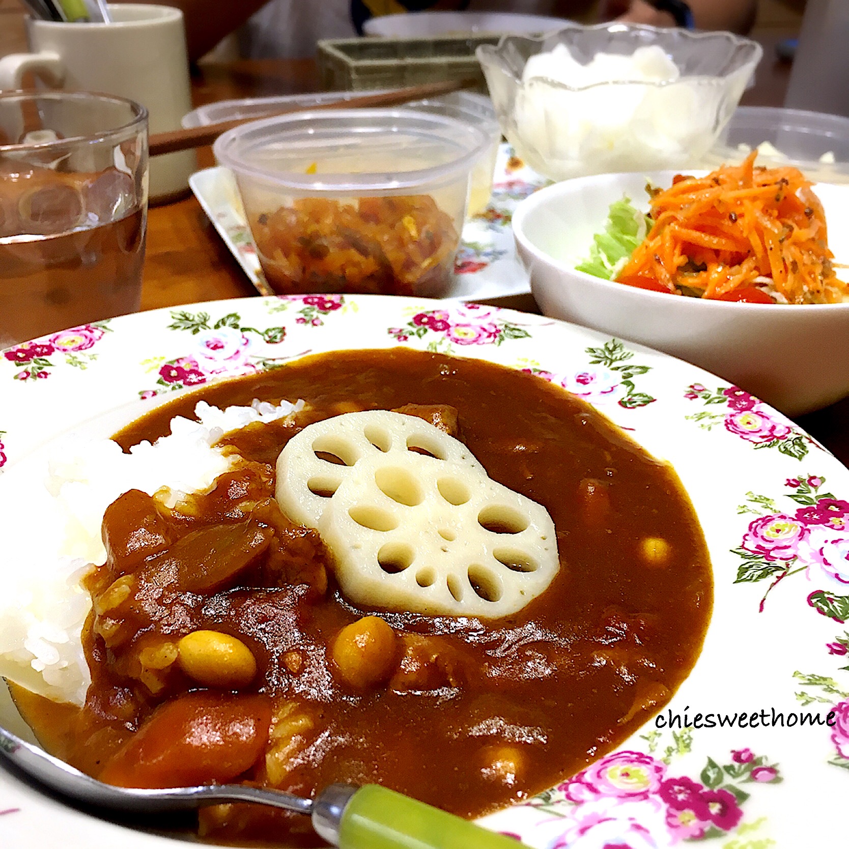 トマト?とポーク?のカレーライス
御節の酢蓮根をトッピング♪