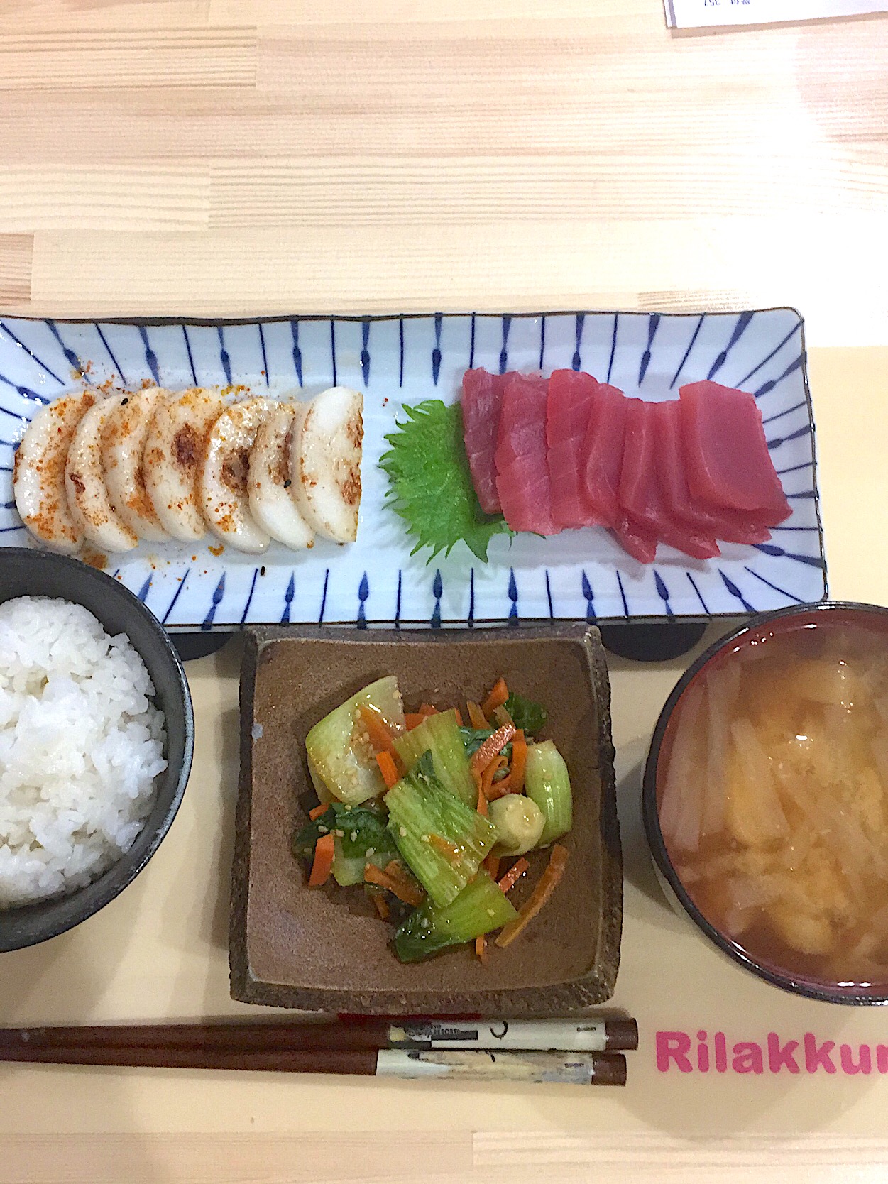 ・マグロのお刺身
・かまぼこのごま油炒め 七味かけ
・青梗菜とにんじんのポン酢和え
・大根と油揚げの味噌汁