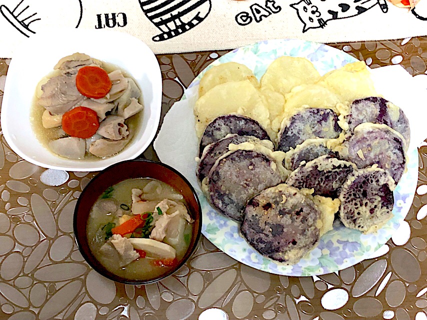 大根、紫芋の天ぷら  、揚げ餅入の豚汁自家製味噌 、作り置きの鳥の煮物