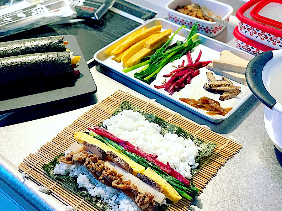 恵方巻き?巻き巻き。 ・玉子焼き ・かんぴょう ・高野豆腐 ・豚肉の甘辛煮 ・かぶの葉 ・しいたけ ・赤かぶの酢漬け