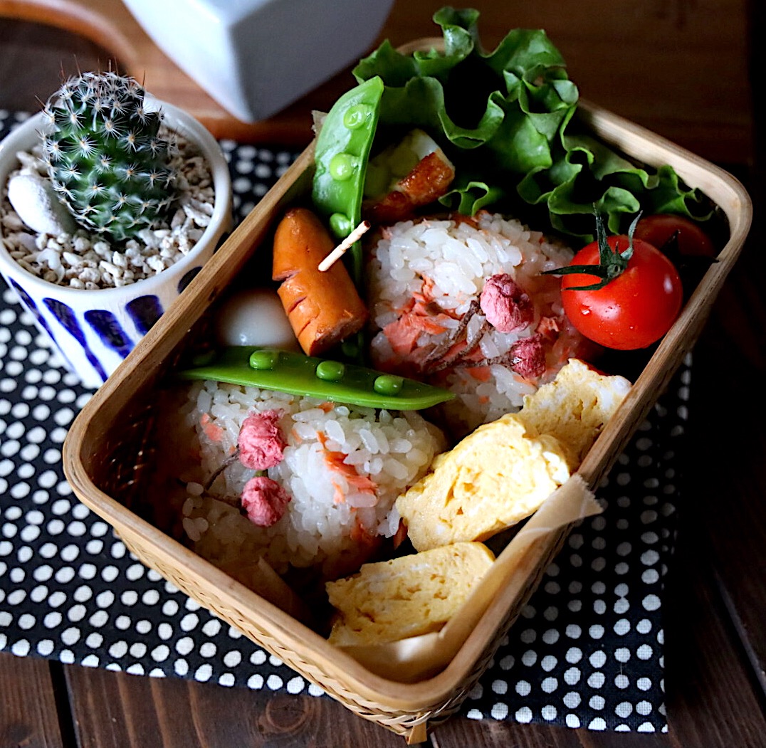 鮭とグリンピースご飯の桜おにぎり弁当