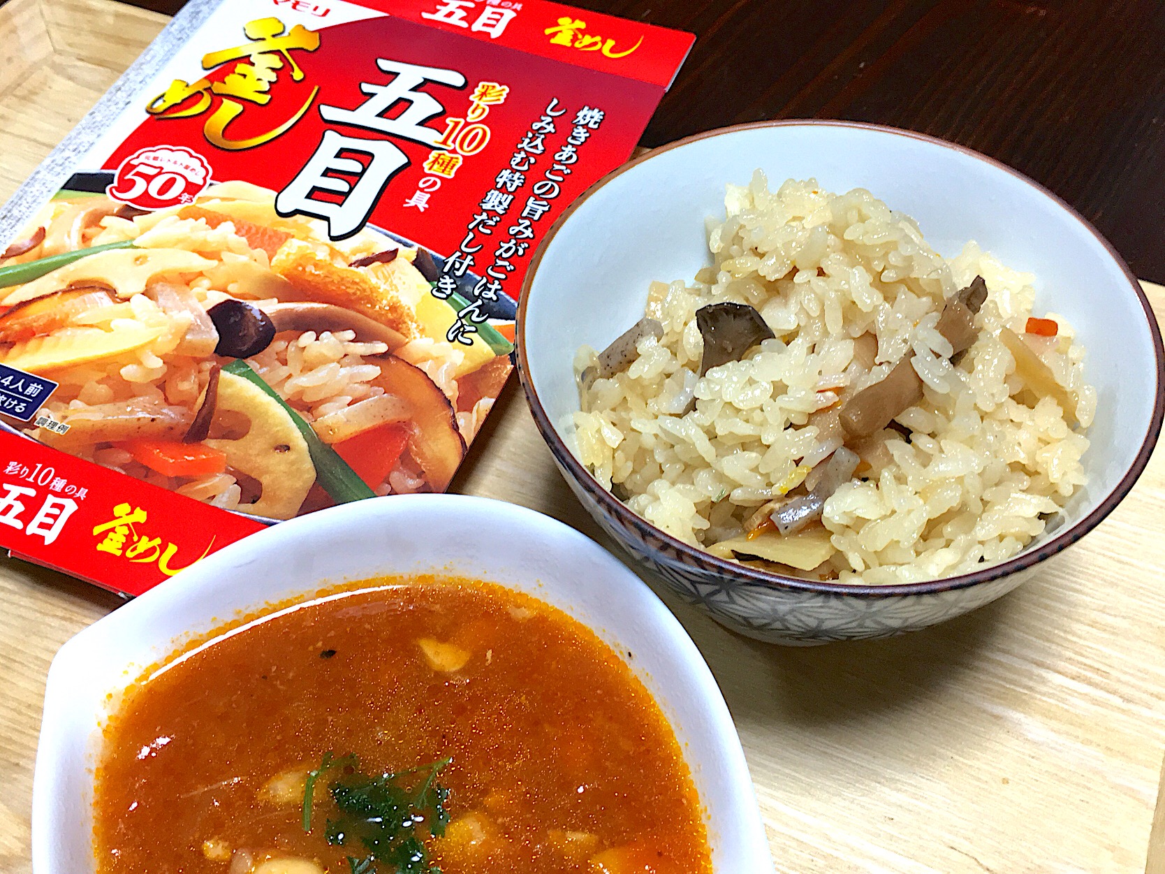 ヤマモリ彩り10種の具 五目釜めしの素
と意外とぴったりトマト煮込みスープ?