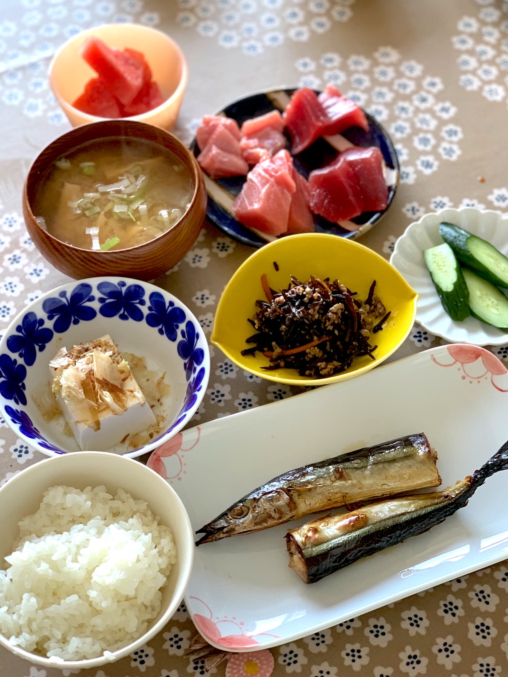 秋刀魚の干物と生マグロの刺身